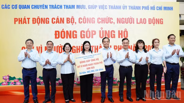 Đồng chí Trần Lưu Quang, Ủy viên Bộ Chính trị, Bí thư Thành ủy Thành phố Hồ Chí Minh cùng các đại biểu dự lễ phát động. (Ảnh: Kỳ Phong)