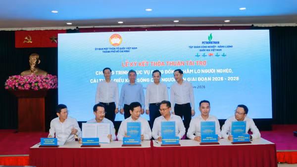 Ủy ban Mặt trận Tổ quốc Việt Nam Thành phố Hồ Chí Minh ký thỏa thuận tài trợ với 5 đơn vị thuộc Petrovietnam. (Ảnh: Vũ Hoàng)