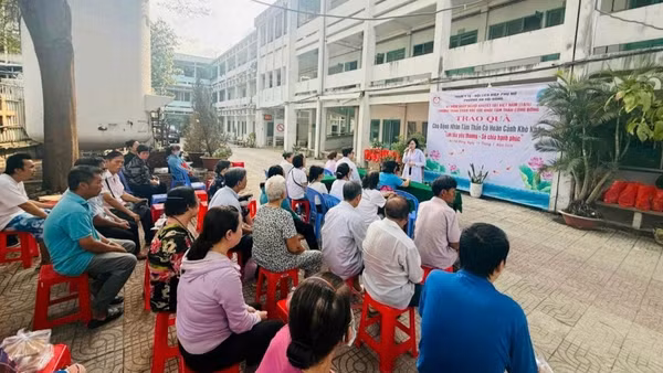 Trạm Y tế phường An Hội Đông trao quà cho các bệnh nhân tâm thần có hoàn cảnh khó khăn. (Nguồn: Trạm Y tế phường An Hội Đông) 