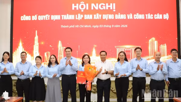 Đồng chí Nguyễn Văn Được, Ủy viên Trung ương Đảng, Phó Bí thư Thành ủy, Bí thư Đảng ủy, Chủ tịch Ủy ban nhân dân Thành phố Hồ Chí Minh trao Quyết định thành lập Ban Xây dựng Đảng Đảng ủy Ủy ban nhân dân Thành phố Hồ Chí Minh. (Ảnh: Vương Lê)