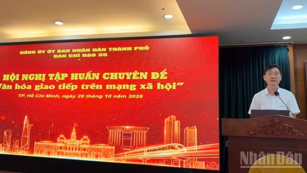 Đồng chí Nguyễn Trường Giang, Phó Bí thư Đảng ủy, Trưởng ban Chỉ đạo 35 Đảng ủy Ủy ban nhân dân Thành phố Hồ Chí Minh phát biểu tại hội nghị. (Ảnh: VƯƠNG LÊ)