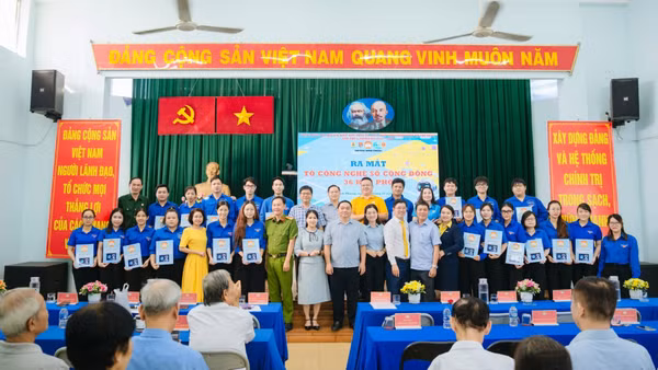 Lực lượng "Đại sứ số-Tổ công nghệ số cộng đồng" trên địa bàn. (Ảnh: Mặt trận phường Minh Phụng)