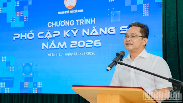 Ông Phạm Minh Tuấn, Phó Chủ tịch Ủy ban Mặt trận Tổ quốc Việt Nam Thành phố Hồ Chí Minh phát biểu khai mạc chương trình. (Ảnh: Vương Lê)
