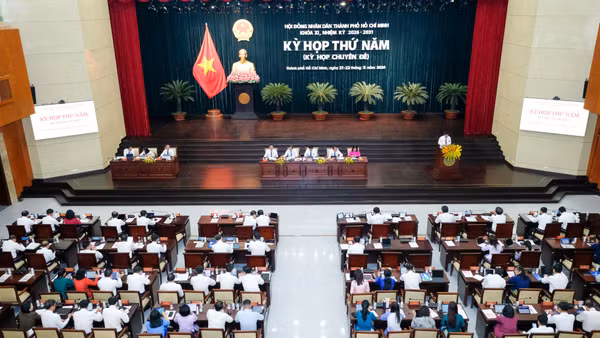 Các tờ trình trên được Ủy ban nhân dân thành phố trình bày tại kỳ họp ngày 21/9. (Ảnh: THẾ ANH)