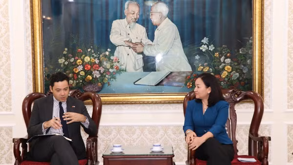 Phó Chủ tịch Thường trực Ủy ban Mặt trận Tổ quốc Việt Nam thành phố Trương Thị Bích Hạnh chúc mừng ngài Etienne Ranaivoson đảm nhận nhiệm vụ Tổng Lãnh sự Pháp tại Thành phố Hồ Chí Minh.