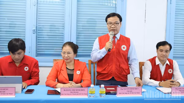 Ông Nguyễn Minh Nhựt, Chủ tịch Hội Chữ thập đỏ Thành phố Hồ Chí Minh thông tin về một số hoạt động của Hội. (Ảnh: VƯƠNG LÊ)