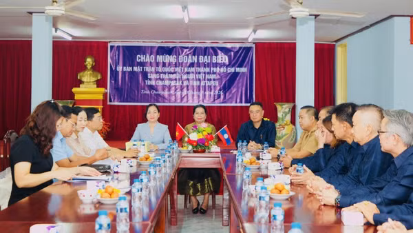 Đoàn đã đến thăm Hội người Việt Nam tỉnh Champasak, Lào.