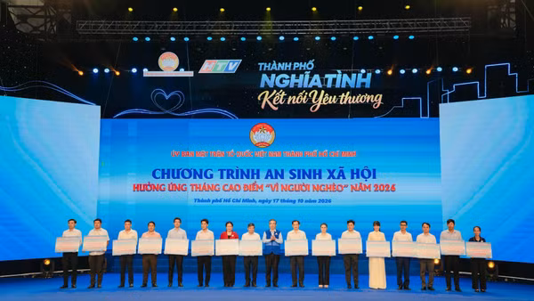 Đồng chí Nguyễn Phước Lộc trao bảng tượng trưng học bổng cho học sinh có hoàn cảnh khó khăn, đến đại diện các xã, phường. (Ảnh: Ban tổ chức) 