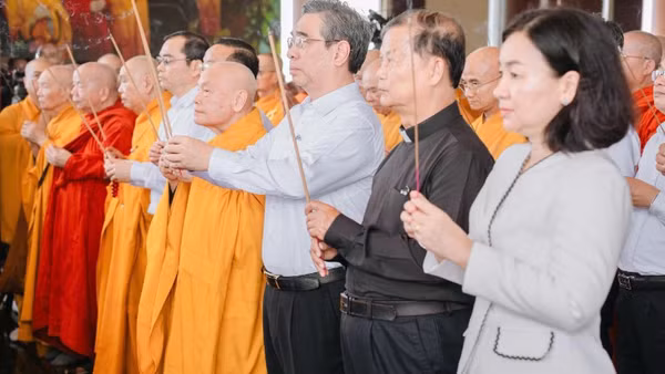 Lãnh đạo Thành phố Hồ Chí Minh và lãnh đạo Giáo hội Phật giáo Việt Nam dâng hương tưởng niệm Anh hùng liệt sĩ đã hy sinh vì độc lập, tự do của Tổ quốc, vì hạnh phúc của nhân dân.