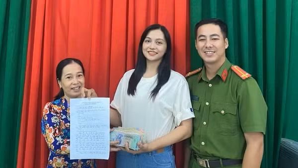 Công an phường Rạch Giá đã tổ chức trao trả toàn bộ số tiền cùng giấy tờ cho chị Nguyễn Trúc Giang. (Ảnh người dân cung cấp).
