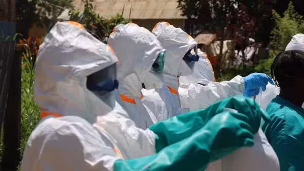 Nhân viên y tế mặc trang phục bảo hộ và khử khuẩn khi điều trị cho bệnh nhân Ebola tại Ituri, Cộng hòa dân chủ Congo. (Ảnh: THX/TTXVN)