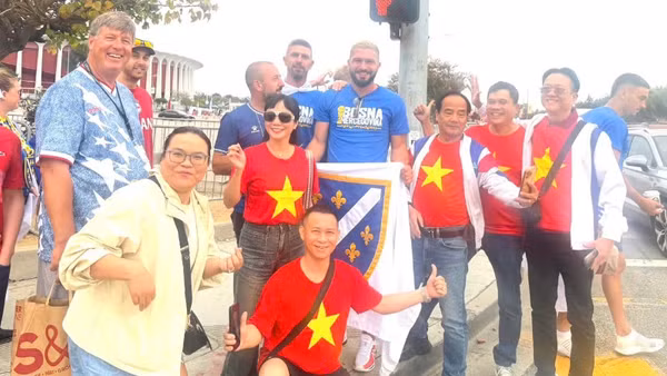 Các cổ động viên Việt Nam chụp ảnh cùng các cổ động viên Bosnia-Herzegovina.