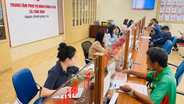 Cán bộ Trung tâm Phục vụ hành chính công xã Cẩm Bình (tỉnh Hà Tĩnh) hướng dẫn người dân triển khai thủ tục hành chính. (Ảnh: MINH CHÍNH)