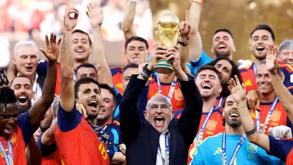 Huấn luyện viên đội tuyển Tây Ban Nha Luis de la Fuente nâng cao chiếc cúp FIFA World Cup. (Ảnh: FIFA)