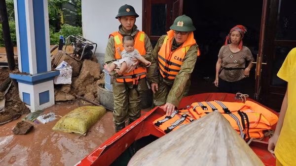 Lực lượng Công an Lạng Sơn hỗ trợ di chuyển người già và trẻ nhỏ tới điểm an toàn (Ảnh: CÔNG AN LẠNG SƠN)