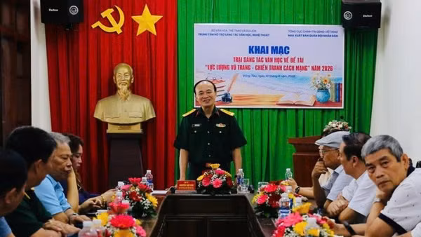 Trại sáng tác văn học về đề tài "Lực lượng vũ trang - Chiến tranh cách mạng" có sự tham dự của nhiều nhà văn, nhà thơ cựu chiến binh và các gương mặt tác giả mới. (Ảnh: Trại sáng tác cung cấp)