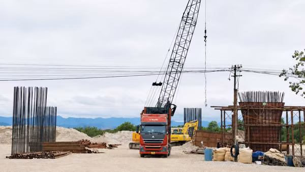 Thi công cầu vượt đường sắt và Quốc lộ 1 của dự án đầu tư xây dựng Quốc lộ 15D. (Ảnh: LÂM QUANG HUY)