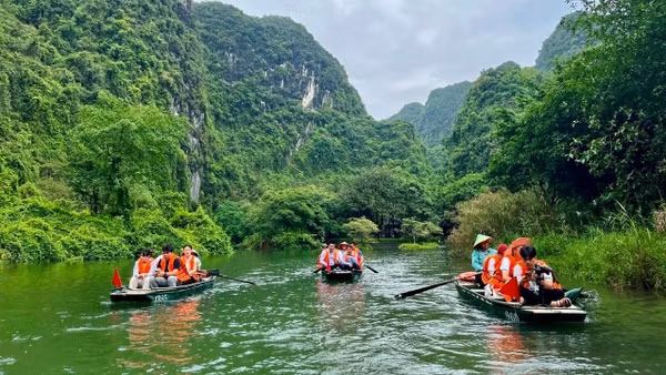 Du khách tham quan Tràng An, Ninh Bình. (Ảnh: HOÀNG TRƯỜNG)