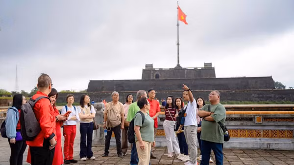 Thành phố Huế tập trung phát huy vai trò đối ngoại nhân dân trong lan tỏa hình ảnh, giá trị văn hóa, di sản Việt Nam đến bạn bè quốc tế. Trong ảnh: Du khách quốc tế tham quan, nghe giới thiệu về Đại nội Huế. (Ảnh: QUỲNH MAI)