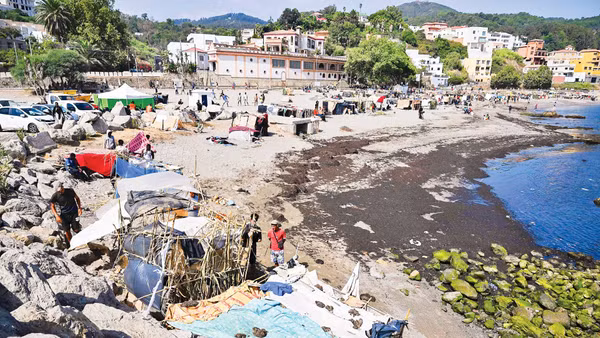 Người di cư bất hợp pháp dựng lều tạm ở Ceuta, Tây Ban Nha (Ảnh: TÂN HOA XÃ)