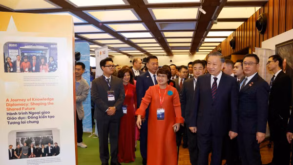 Tổng Bí thư, Chủ tịch nước Tô Lâm tham quan khu vực triển lãm, trưng bày thành tựu hợp tác khoa học công nghệ, đổi mới sáng tạo, đầu tư và giáo dục giữa Việt Nam-Australia. Ảnh: Thống Nhất – TTXVN