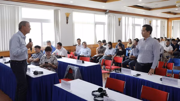 Giáo sư Alexey Ustinov, Giám đốc Phòng thí nghiệm công nghệ lượng tử siêu dẫn, Đại học Khoa học và Công nghệ quốc gia Liên bang Nga, Viện trưởng danh dự Viện Công nghệ Lượng tử, Đại học Quốc gia Hà Nội trao đổi học thuật cùng các nhà khoa học. (Ảnh: DIỆP NGỌC)