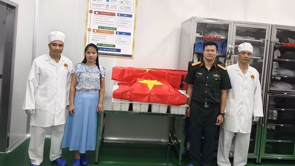 Thành viên Ban Chỉ đạo tìm kiếm, xác định danh tính liệt sĩ tỉnh Điện Biên tổ chức bàn giao 876 mẫu hài cốt liệt sĩ được thu nhận từ Nghĩa trang liệt sĩ Độc Lập. (Ảnh: Bộ Chỉ huy Quân sự tỉnh Điện Biên)