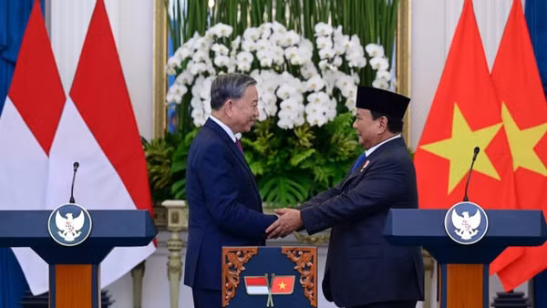 Tổng Bí thư Tô Lâm và Tổng thống Prabowo Subianto tại cuộc họp báo công bố việc nâng cấp quan hệ Việt Nam-Indonesia lên Đối tác Chiến lược toàn diện (tháng 3/2025). (Ảnh: Đại sứ quán Indonesia tại Việt Nam)