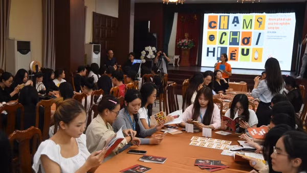 Workshop thu hút đông đảo sinh viên tham gia trải nghiệm và khám phá di sản. (Ảnh: VƯƠNG DIỆM)