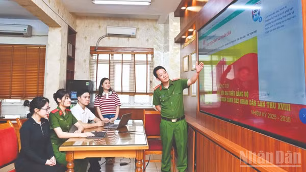 Cán bộ, giảng viên, học viên Học viện Cảnh sát nhân dân ứng dụng công nghệ AI trong công tác tư vấn, tuyển sinh. (Ảnh: THẾ ĐẠI)