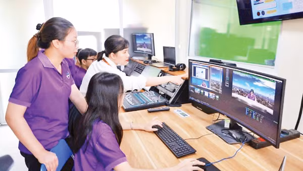 Sinh viên Trường đại học Giáo dục, Đại học Quốc gia Hà Nội trong giờ thực hành. (Ảnh minh họa)