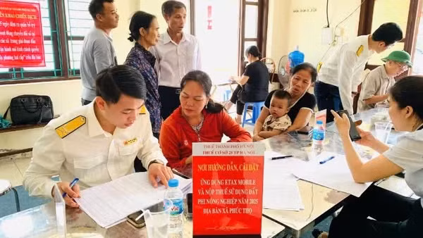 Cán bộ thuế thành phố Hà Nội thực hiện chiến dịch làm sạch dữ liệu đất đai.