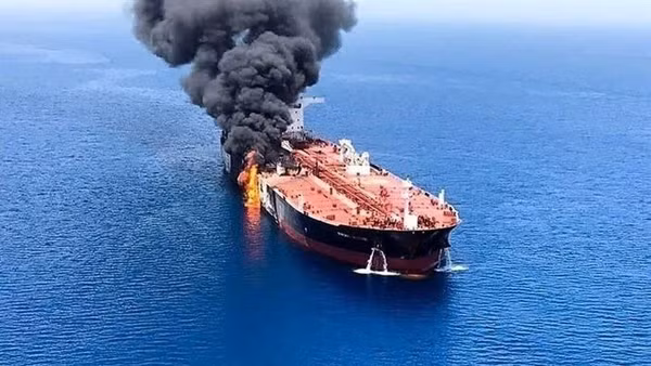 Một con tàu bị lực lượng Houthi tấn công ngoài khơi cách thành phố al-Hudaydah của Yemen khoảng 64 hải lý về phía Tây Bắc, trên Biển Đỏ. (Ảnh: IRNA/TTXVN)
