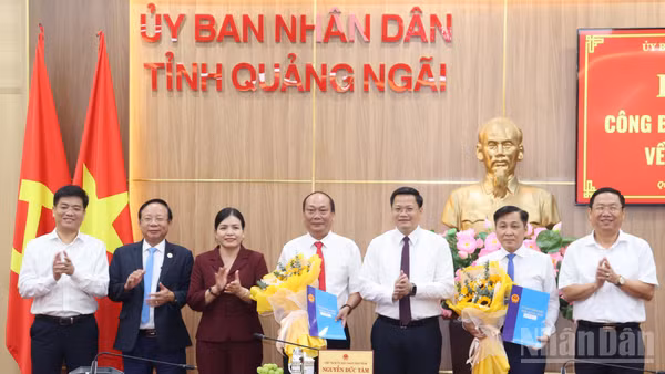 Lãnh đạo tỉnh Quảng Ngãi trao quyết định và tặng hoa chúc mừng đồng chí Nguyễn Quốc Việt và Trần Hoài Thu nhận nhiệm vụ mới. (Ảnh HIỂN CỪ)