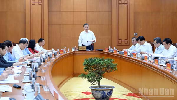 Tổng Bí thư, Chủ tịch nước Tô Lâm làm việc với Ban Tuyên giáo Trung ương và các cơ quan liên quan về tình hình tư tưởng, tâm trạng xã hội và việc phát huy sức mạnh tổng hợp của các cơ quan tuyên truyền. (Ảnh: ĐĂNG KHOA)