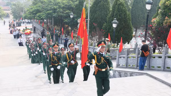 Lễ truy điệu và an táng hài cốt liệt sĩ tại Nghĩa trang liệt sĩ Vị Xuyên. (Ảnh: KHÁNH TOÀN)