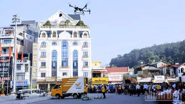 Để có cơ sở xây dựng các mô hình ứng dụng UAV phù hợp từng vùng sản xuất, Ủy ban nhân dân tỉnh Điện Biên đã phối hợp một số nhà cung cấp tổ chức trình diễn thực tế phương tiện bay không người lái (UAV) tại Quảng trường 7/5, phường Điện Biên Phủ. (Ảnh: LÊ LAN)