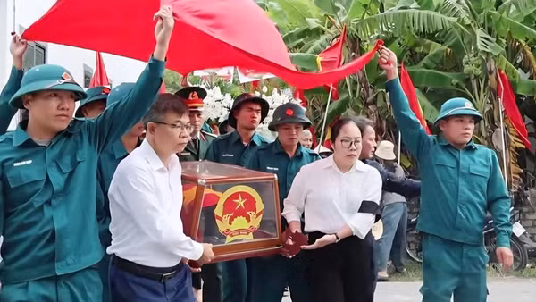 Lãnh đạo xã Phúc Lộc di quan hài cốt liệt sĩ Nguyễn Xuân Nhị đến nơi an táng. (Ảnh: DP)