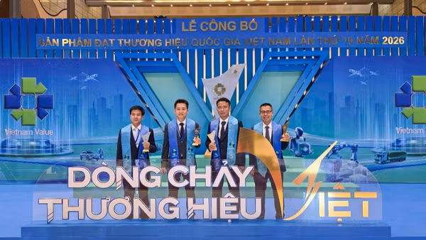 Đại diện 4 thương hiệu trong hệ sinh thái Tasco đến tham dự và nhận cúp vinh danh tại sự kiện. (Ảnh: Tasco)