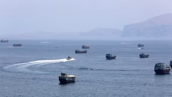 Tàu thuyền trên eo biển Hormuz, ngày 20/6/2026. (Ảnh: THX/TTXVN)