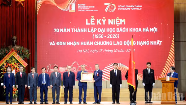 Tổng Bí thư, Chủ tịch nước Tô Lâm trao Huân chương Lao động hạng Nhất tặng Đại học Bách khoa Hà Nội. (Ảnh: ĐĂNG KHOA)