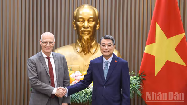 Thủ tướng Chính phủ Lê Minh Hưng và ông Peter Tschentscher, Thủ hiến kiêm Thị trưởng thứ nhất thành phố Hamburg (Đức). (Ảnh: TRẦN HẢI)