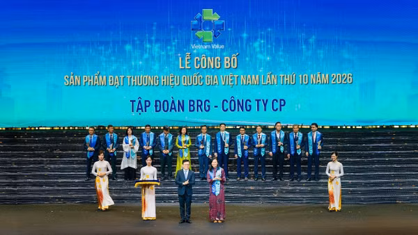 Đại diện Tập đoàn BRG nhận biểu trưng vinh danh Thương hiệu quốc gia 2026. (Ảnh: BRG)