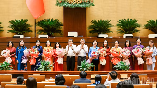 Thủ tướng Chính phủ Lê Minh Hưng và Chủ tịch Quốc hội Trần Thanh Mẫn tặng hoa chúc mừng các nữ đại biểu Quốc hội khóa XVI. (Ảnh: DUY LINH)