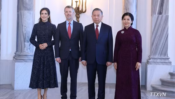 Tổng Bí thư, Chủ tịch nước Tô Lâm và Phu nhân Ngô Phương Ly với Nhà vua Đan Mạch Frederik X và Hoàng hậu Mary. (Ảnh: TTXVN)