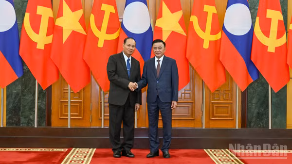Thường trực Ban Bí thư Trần Cẩm Tú và Thường trực Ban Bí thư Trung ương Đảng Nhân dân Cách mạng Lào Vilay Vikhamphong.