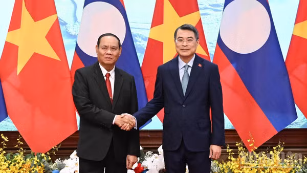 Thủ tướng Chính phủ Lê Minh Hưng và đồng chí Vilay Lakhamfong, Ủy viên Bộ Chính trị, Thường trực Ban Bí thư Trung ương Đảng Nhân dân Cách mạng Lào. (Ảnh: TRẦN HẢI)
