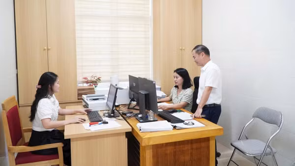 Cán bộ, công chức phường Thành Vinh thực hiện nhiệm vụ chuyên môn.