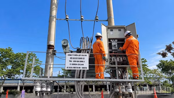 Nhân viên Điện lực Nghĩa Lộ kiểm tra thiết bị tại Trạm biến áp cấp điện phục vụ lễ khai mạc. (Ảnh: THÀNH TÂM)