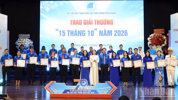 Trao tặng Giải thưởng “15 tháng 10” cho cán bộ Hội, thủ lĩnh thanh niên tiêu biểu. (Ảnh: THANH TÂM)